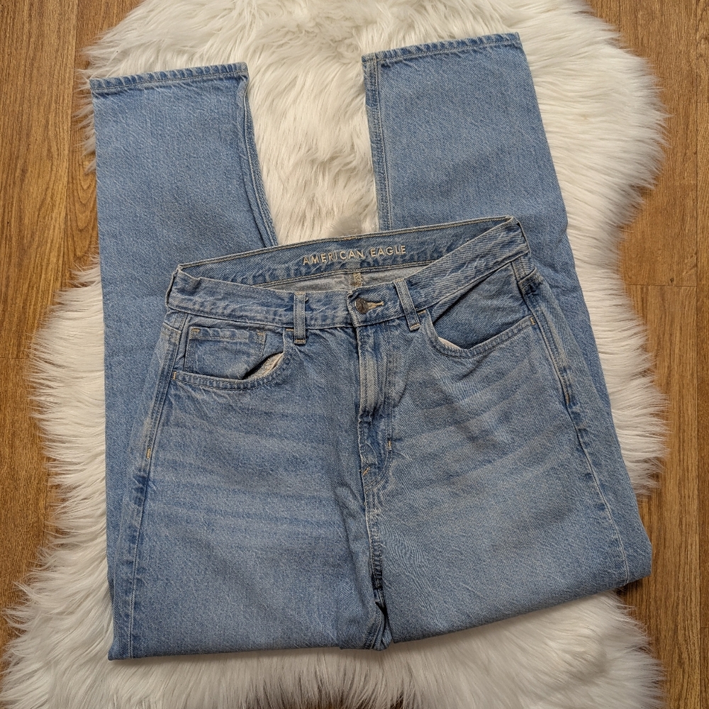 American Eagle Light Wash Mom Jean